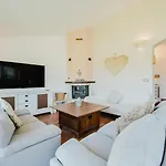 House Nino Pula