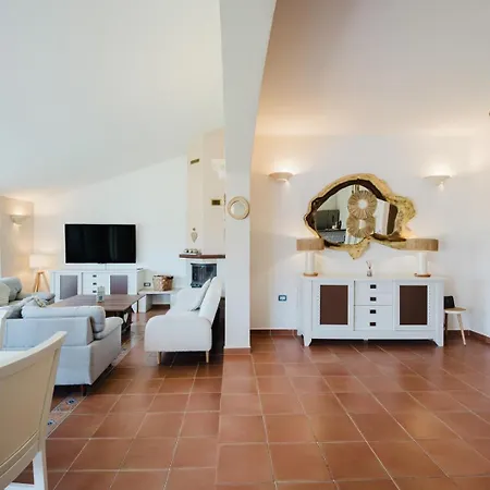 House Nino Nyaraló *